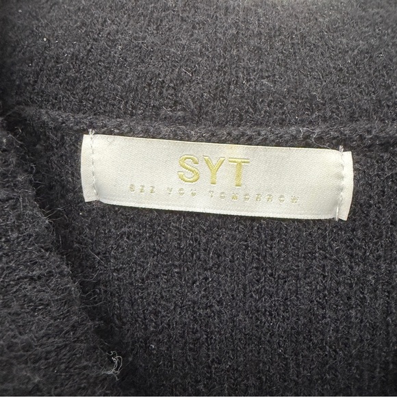 Elegant Black Sweater with Pearl Detailing - Picture 3 of 5